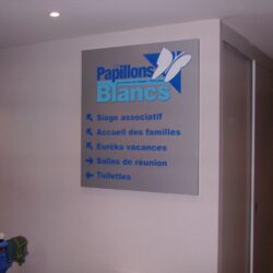 Les Papillons Blancs - signalétique directionnelle